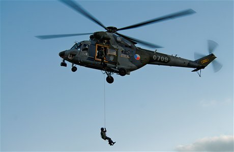 Vrtulník W-3A Sokol letecké záchranné a pátrací sluby. Ilustraní snímek
