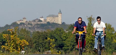 Cyklistm schází lávka pes Labe, po které by se dostali na oblíbenou stezku do Kuntic i Ráb.