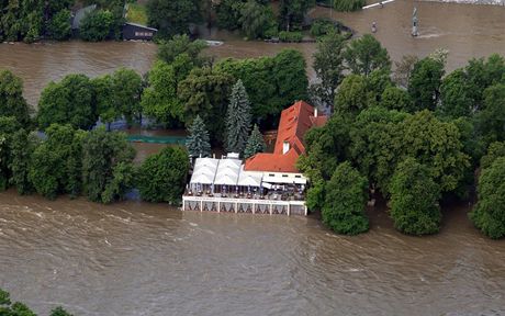 Stelecký ostrov na Vltav v Praze je pod vodou. (4. ervna 2013)
