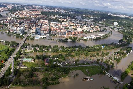 Libeský most spojující praské ásti Maniny a Libe (dole). (4. ervna 2013)