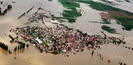 Rozvodnným Labem zaplavená obec eské Kopisty na Litomicku. (5. ervna 2013)