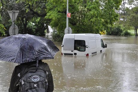 Zaplavený vz nedaleko Divadla pod Palmovkou 3. ervna pi záplavách v Praze.