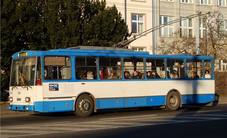 Na dvee, opilý mladík lezl z trolejbusu oknem.