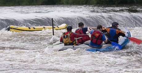 Záchranái se snaí na jezu Herbertov vyprostit raft, s ním se v poledne