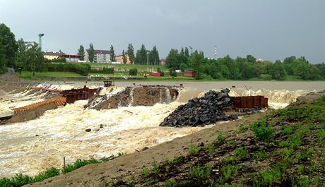 Loská povode v Táboe protrhla provizorní hráz uprosted rybníka Jordán.