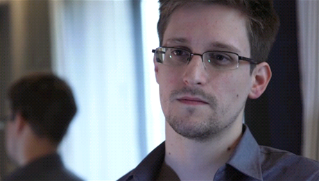 Edward Snowden jako technick asistent dve pracoval pro CIA a NSA. Tisku...