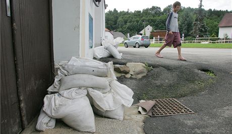 Nkteré obce na Jesenicku u se chystají na pípadné problémy s povodnmi, které hrozí kvli vydatným dem. Chystají si napíklad pytle s pískem. Ilustraní snímek