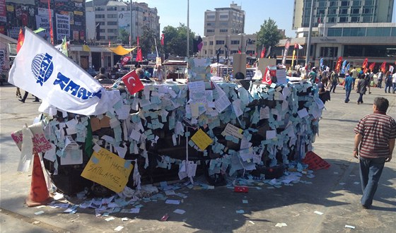 Námstí Taksim. Pevrácený automobil ovený revoluními páníky (7. ervna...