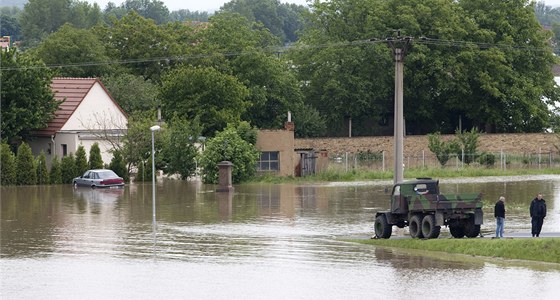Voda zaplavila obec Mlékojedy na Litomicku (4. ervna 2013)