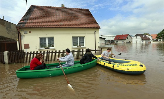 U Terezína povolila provizorní hráz z hlíny a voda zaplavila ást Nových