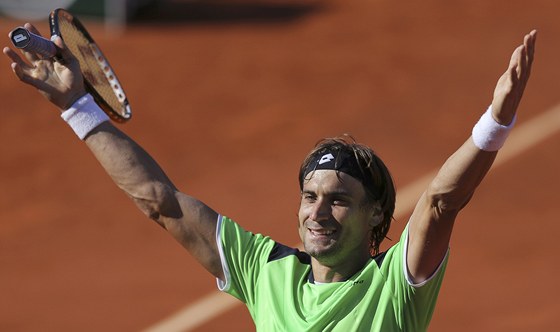 HLADK POSTUP. panlsk tenista David Ferrer oslavuje postup do semifinle