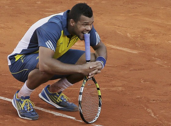 KOUSNE SE? Francouzsk tenista Jo-Wilfried Tsonga v semifinle Roland Garros