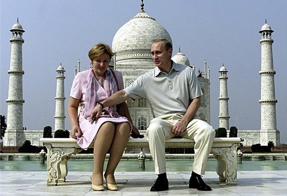 Vladimir a Ljudmila Putinovi na archivním snímku z roku 2000 ped mauzoleem...