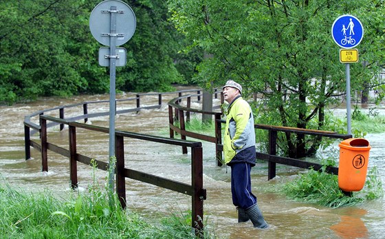 eka Svatava se rozlévá do zahrad a na stezku u elezniní stanice, v obci...