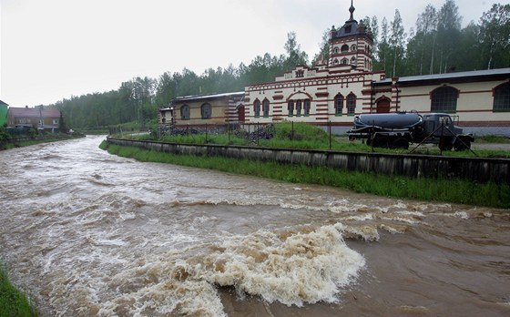 Vydatné det ped týdnem rozvodnily i eky na Sokolovsku. Na snímku Svatava v Kraslicích.