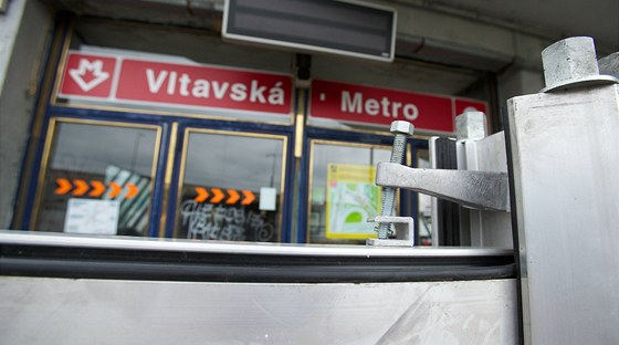 Protipovodová zábrana u stanice metra Vltavská