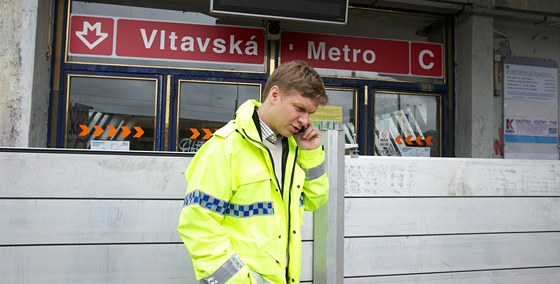 Zastupující praský primátor Tomá Hudeek u protipovodové zábrany u stanice