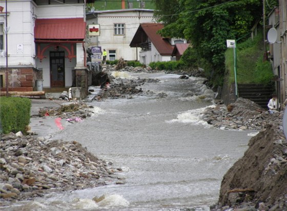 Voda se prohnala i Svobodou nad Úpou (erven 2013).