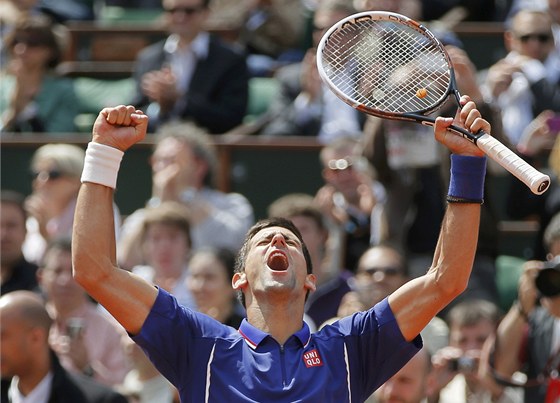 SRBSKÁ RADOST. Novak Djokovi se raduje. Na Roland Garros sice v osmifinále