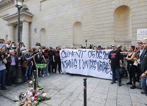 Na míst, kde byl skupinou neonacist brutáln zbit francouzský mladík, se o