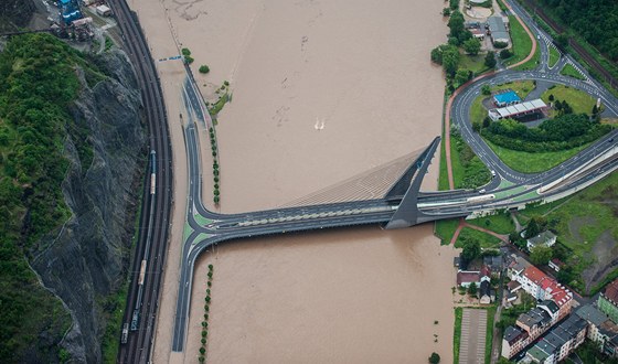 Zaplavené píjezdy Mariánského mostu v Ústí nad Labem (4. ervna 2013)