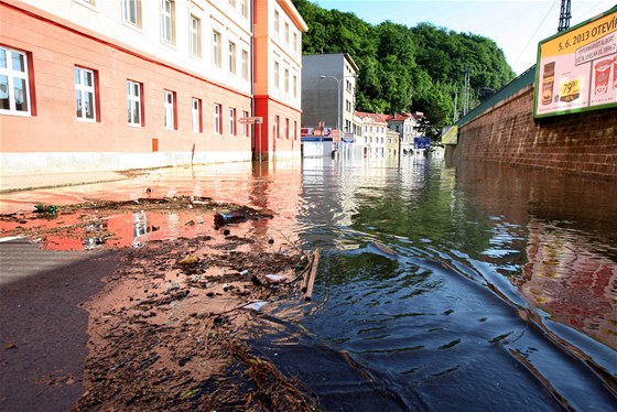 Voda z rozvodnného Labe pomalu zaplavuje dínské ulice. (4. ervna 2013)