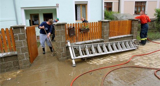 V bechyské ásti Záeí zaali lidé za pomoci hasi a voják uklízet následky...