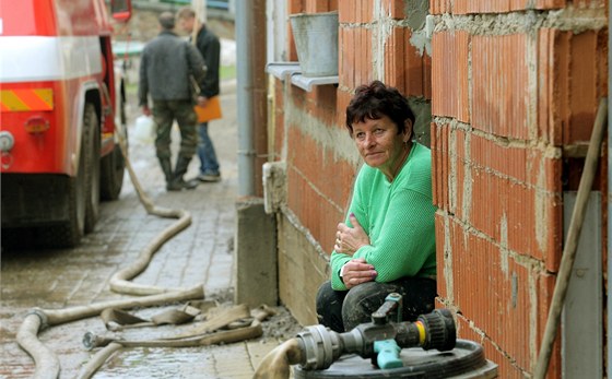 V bechyské ásti Záeí zaali lidé za pomoci hasi a voják uklízet následky...