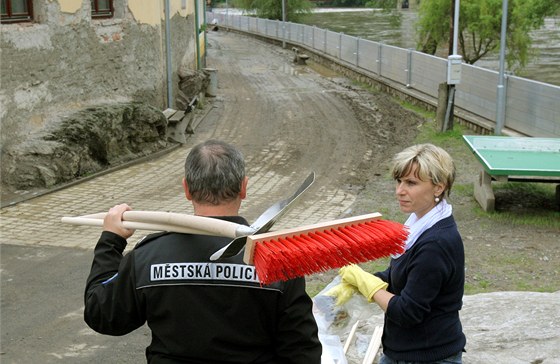 V Bechyni na Táborsku lidé za pomoci hasi, voják i policist uklízejí