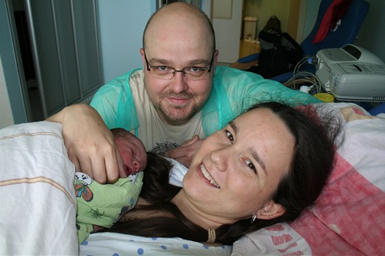 astní manelé Jana a Michal Bízovi s práv narozenou Sárou (5. ervna 2013)