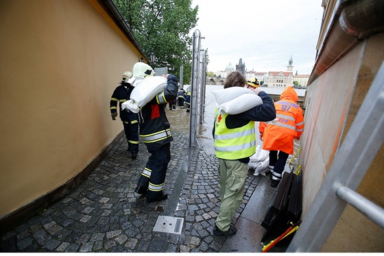 Po opadnutí velké vody je problém rozeznat, který pytel komu patí a kdo je tak za jeho odstranní zodpovdný. Ilustraní snímek