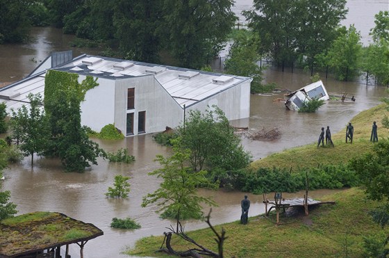 Pavilon goril 3. ervna 2013 ráno, druhý den povodn. Voda stále jet...