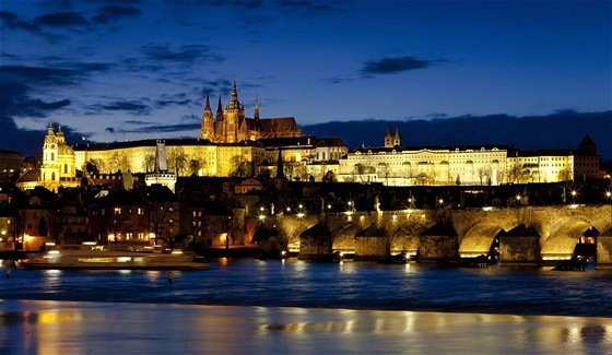 Praha se pi cviení do tmy neponoí. Ilustraní snímek