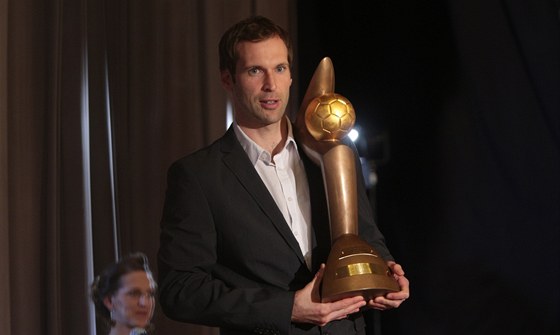 Petr ech v ervnu 2013 pózuje s trofejí pro nejlepího eského fotbalistu v anket Zlatý mí. Byl to jeho devátý triumf.