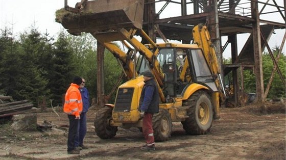 Ukradený traktorbagr JCB 3CX má na míst zadní malé líce instalováno bourací