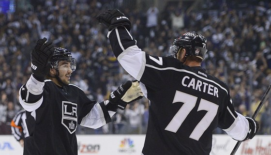 Sláva Vojnov a Jeff Carter z Los Angeles se radují z gólu prvního jmenovaného,