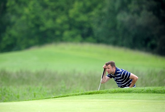 eský golfista Filip Juhaniak rozmýlí svj dalí tah na hiti na Kuntické