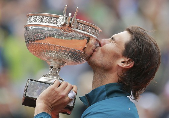 POLIBEK VÍTZE. Rafael Nadal slaví osmé vítzství na Roland Garros. 