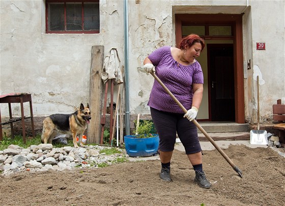 Alena Bucková ze Svobody nad Úpou uklízí po povodni (4.6.2013).