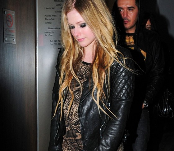 Zpvaka Avril Lavigne je údajn thotná, dokazuje údajn tato fotografie. 