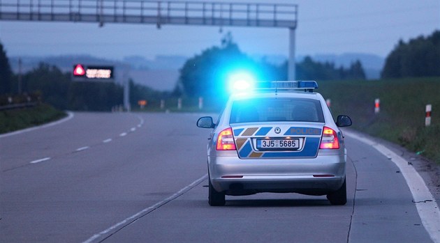 Policie na uzaveném úseku dálnice stíhala jedno auto a dva motocykly.