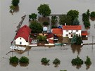 Zaplavené domy v Zálezlicích na Mlnicku. (4. ervna 2013)