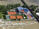 Zaplavený praský ostrov tvanice s tenisovými kurty. (4. ervna 2013)