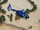 Policejní vrtulník monitoruje okolí zaplavených Lovosic. (5. ervna 2013)
