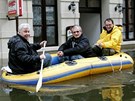 Starosta Henska Jan Havel (uprosted) zaívá povodn v nejníe poloené eské...