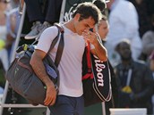 ODCHOD ZE SCNY. vcarsk tenista Roger Federer se lou s Roland Garros ve