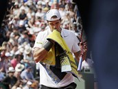 NEJDE TO. Nmeck tenista Tommy Haas se utr ve tvrtfinle Roland Garros.