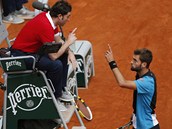 Francouzsk tenista Benoit Paire se v zpase 3. kola French Open pe se