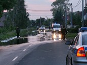 Po 21. hodin policie zaala uzavrat kvli zaplaven vodou hlavn silnin tah