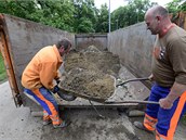 Úklidová četa ve čtvrtek v parku Folimanka čistila hřiště zanesené